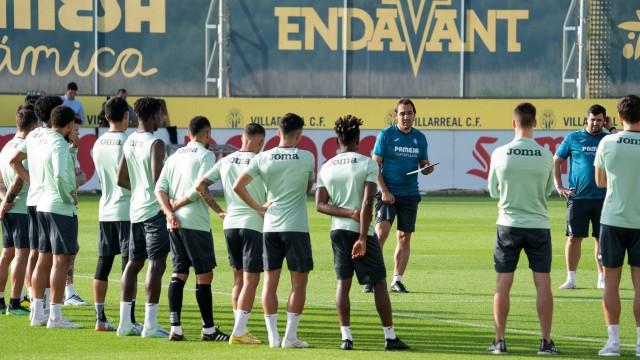 El Villarreal vuelve a los entrenamientos con Tena al frente a la espera del nuevo técnico