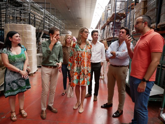 La alcaldesa de Crevillent inicia una ronda de visitas al sector de la alfombra y moqueta 