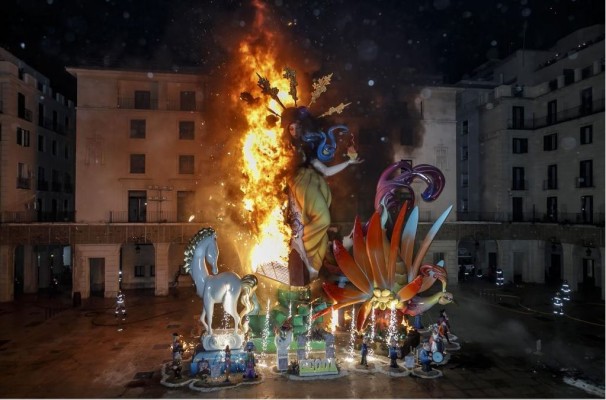 El Ayuntamiento de Alicante recibe una propuesta para la Hoguera Oficial 2024 y otra para la Infantil

