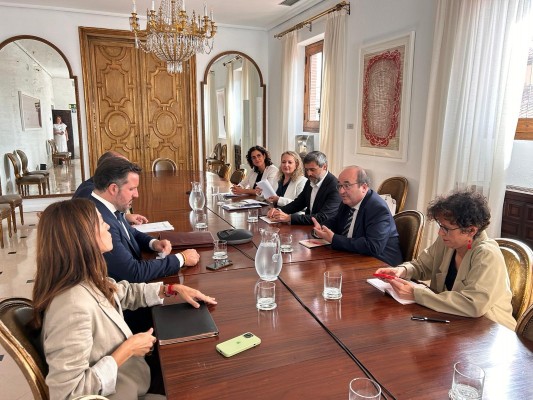 Ruz aprovecha la visita a Iceta para abrir otra vía: la ansiada financiación nominativa al Misteri d'Elx
