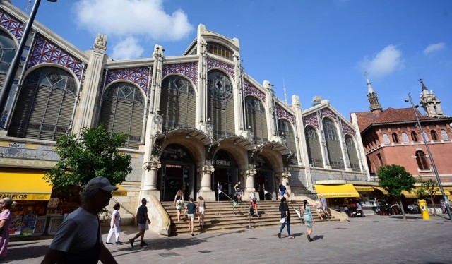 El Ayuntamiento de València planteará crear zonas gastronómicas en los mercados municipales