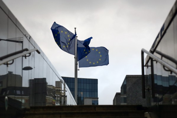 Bruselas impone a Amazon, Facebook, Google y otras tres grandes plataformas las normas digitales más estrictas