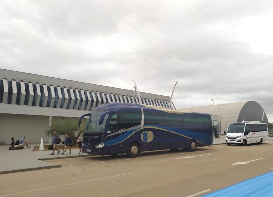 El aeropuerto de Castellón mantiene la línea de bus con València dos meses para rutas internacionales