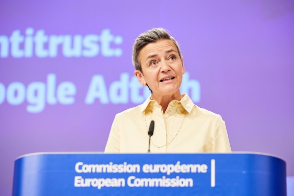 Vestager se aparta temporalmente de la Comisión Europea para disputar a Calviño la presidencia del BEI