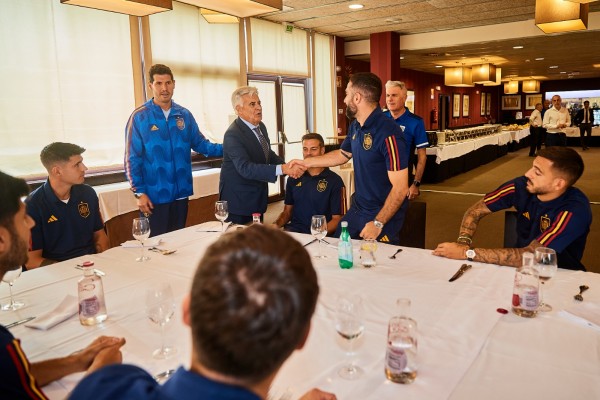 Pedro Rocha se reúne con Víctor Francos para explicarle los cambios estructurales que prevé la RFEF