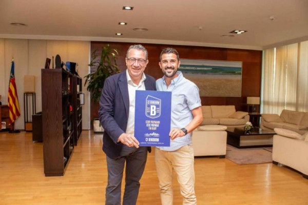 David Villa entrega a Toni Pérez el abono del Benidorm