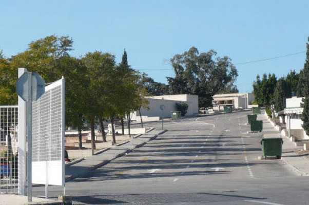 Elche pone en marcha una brigada permanente de mantenimiento en los cementerios municipales