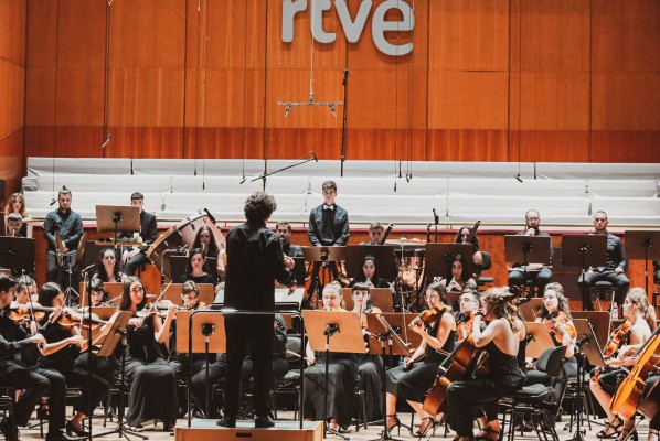 La Jove Orquestra Simfònica ix de gira amb Violincheli Brothers
