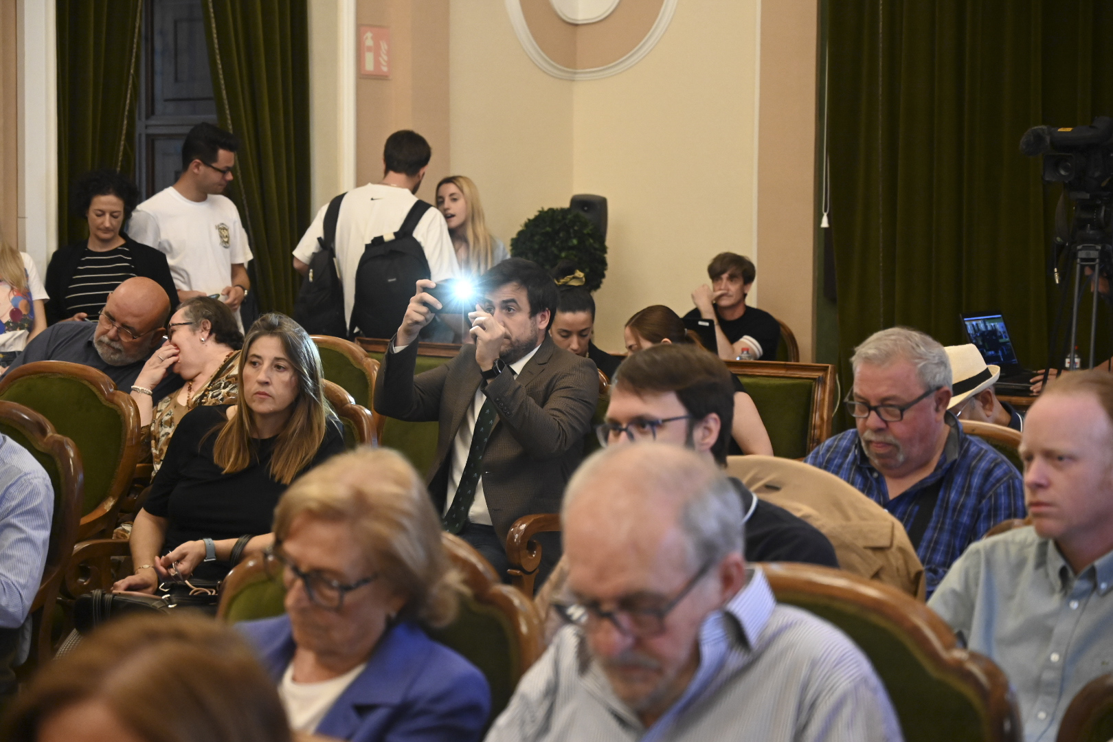 Viñes se deja ver por el Ayuntamiento: el ex jefe de Protocolo ayuda con el 772 aniversario de Castelló