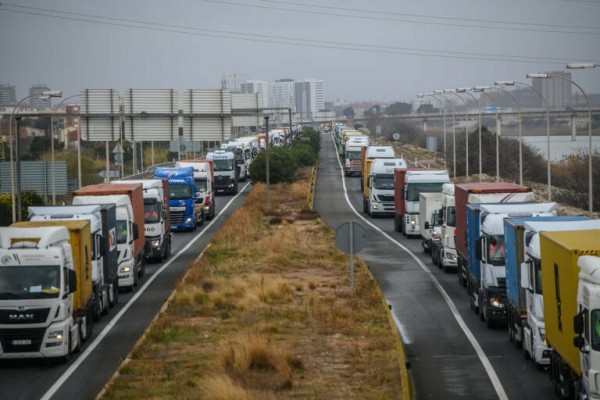 Los transportistas piden prorrogar y ampliar hasta 20 céntimos por litro las ayudas al combustible