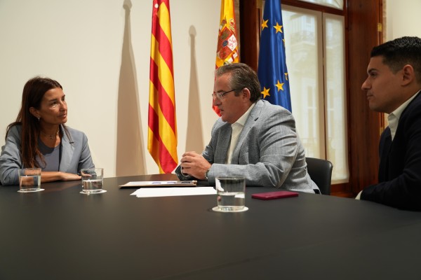 Merino traslada a Ivefa el respaldo del Consell a la empresa familiar, pilar económico 