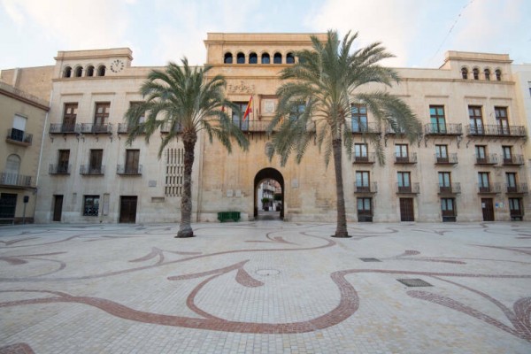 El Ayuntamiento de Elche contrató al abogado Enrique Martín por la polémica con Smoking Souls