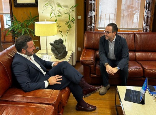 Ruz se reúne con la oposición de Elche para el inicio de curso: el reglamento de distritos tiene 80 alegaciones