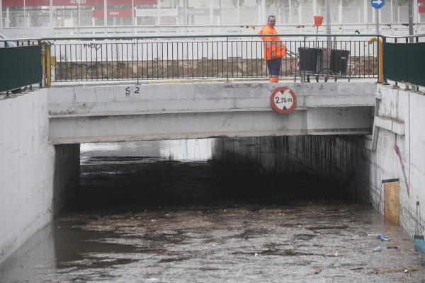 El temporal provoca incidencias en una decena de carreteras valencianas, la mayoría ya resueltas