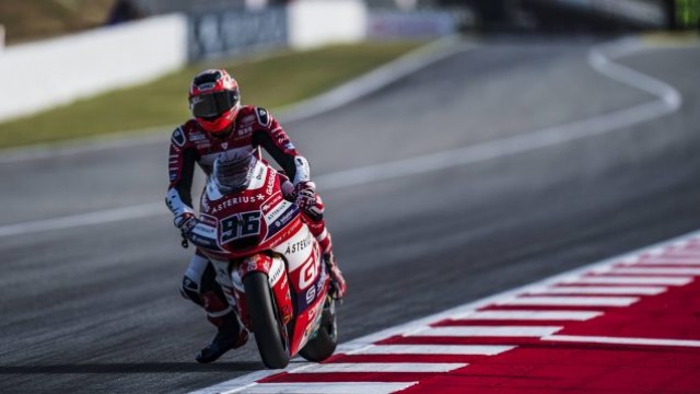 El mazarronero Pedro Acosta sigue líder del Mundial de Moto2 pero no pasa de la sexta plaza en Montmeló