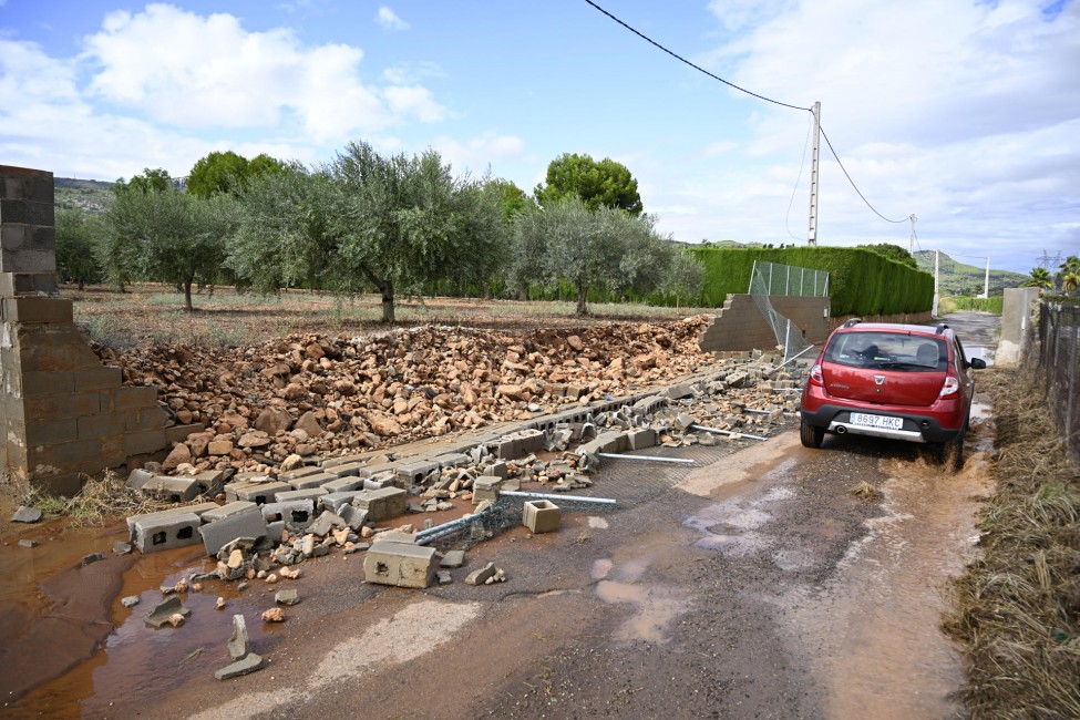  Un muro caído debido a las lluvias en Borriol. Foto: EFE/ Andreu Esteban - 