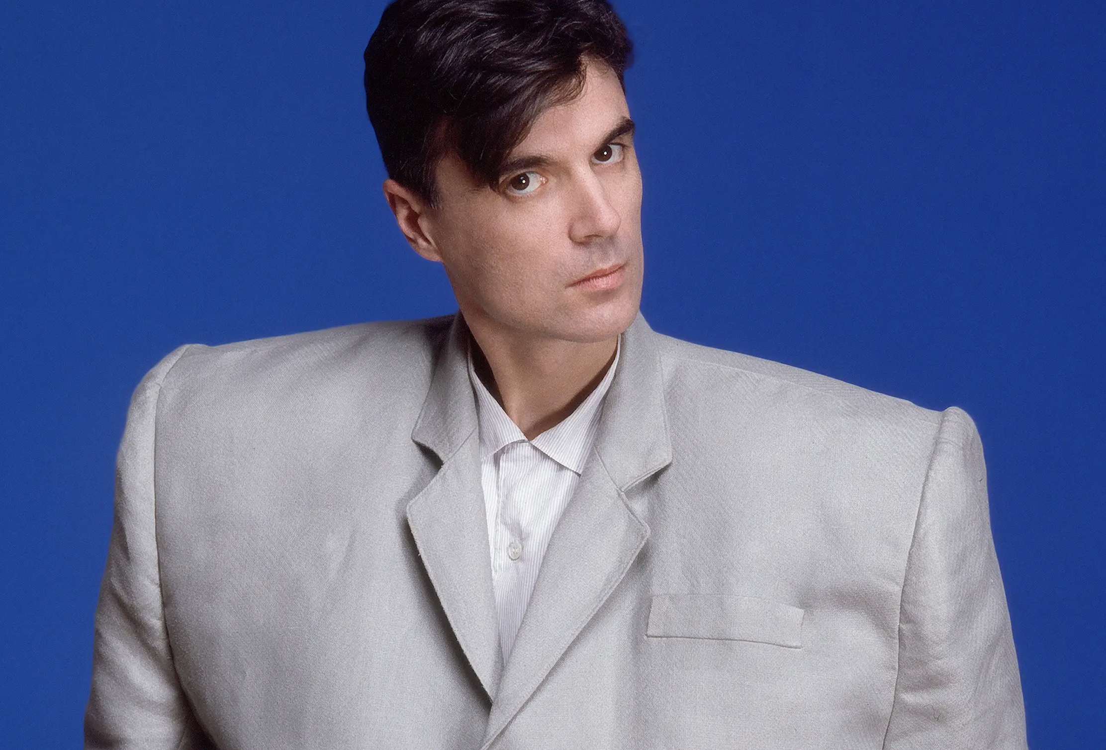 David Byrne: vuelve el hombre perdido dentro de un traje gigantesco