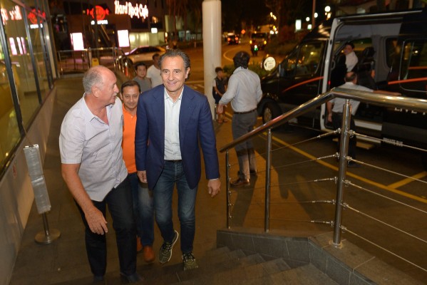 Prandelli cena con Peter Lim en Singapur antes de viajar a Valencia