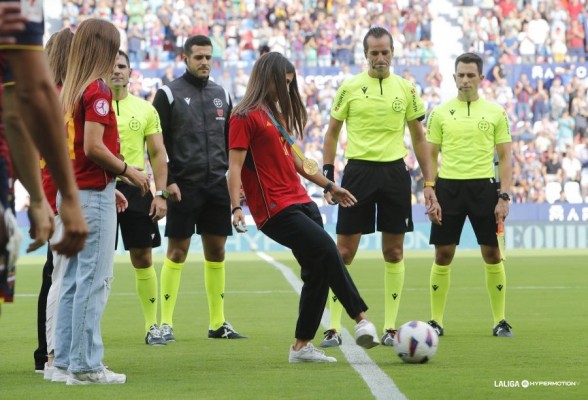 Alba Redondo y las campeonas Sub-19 hacen el saque de honor en el Levante-Oviedo