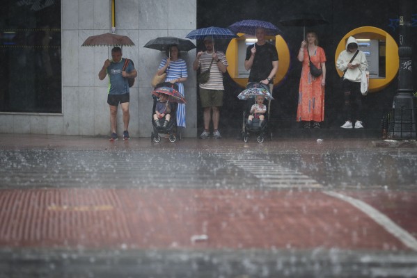 Pequeños incendios y achiques de agua, primeras incidencias de las lluvias en la Comunitat