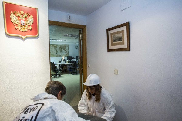 Antimilitaristas ocupan el consulado ruso en Valencia por bombardeo de Alepo

