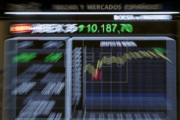 El Ibex 35 acelera la caída a media sesión y se deja más del 1%