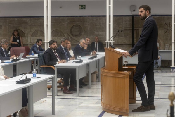 Vox acepta la oferta de López Miras y sella un acuerdo con el PP para gobernar juntos la Región