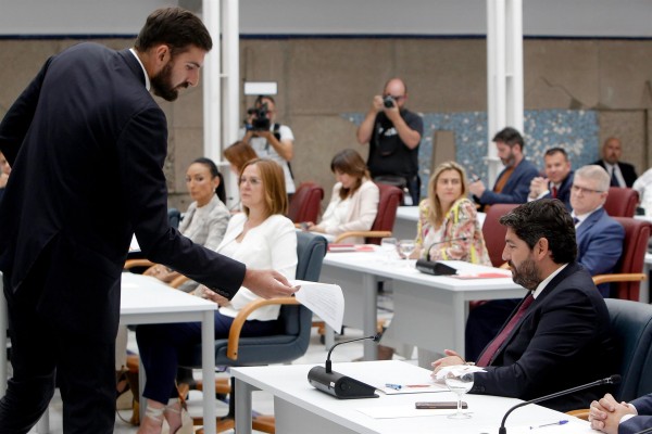 Vox acepta la oferta de López Miras y sella un acuerdo con el PP para gobernar juntos la Región
