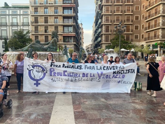 Feministas cargan en València contra Rubiales: 