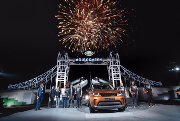 Jaguar Land Rover protagonista en París: reveal, record mundial, banderazo de salida y competición