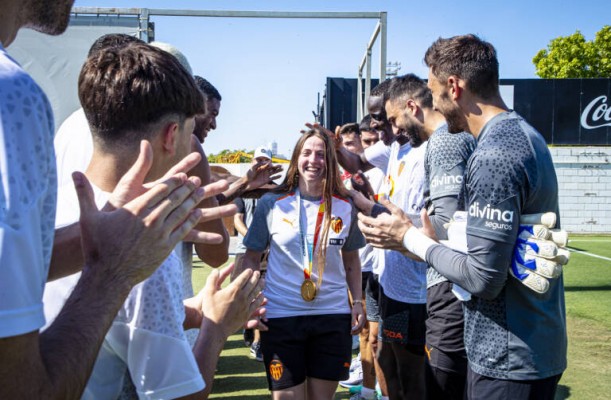 El Valencia Femenino se presenta con ovación a Enith ante cerca de 1.000 aficionados
