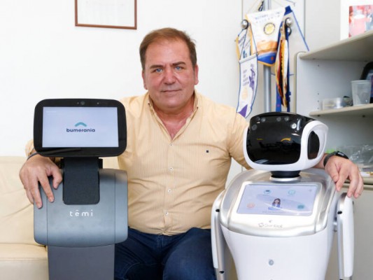 La alicantina Bumerania pone su robot Temi para apoyo e información en inmobiliarias Remax