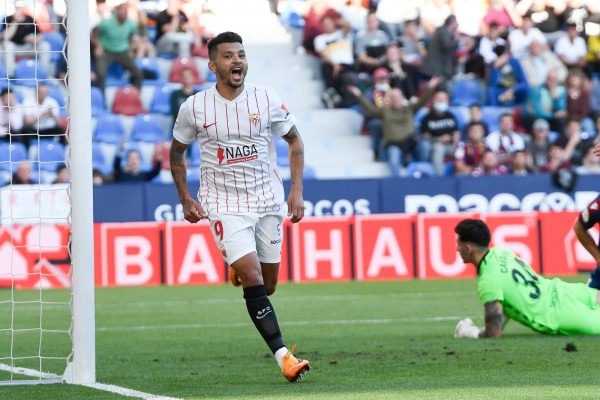 El mexicano 'Tecatito' Corona, traspasado a Rayados de Monterrey
