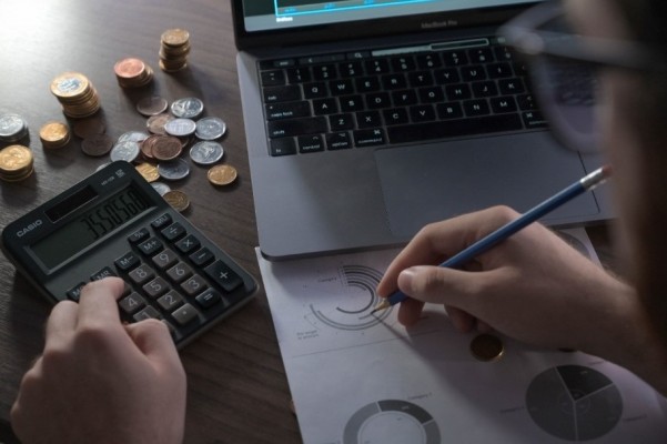 El crédito concedido a las familias cae en julio un 1,8% y a las empresas un 2,8%