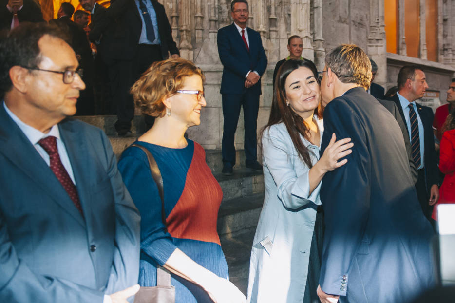 Ximo Puig besa a Carmen Montón en la Noche de la Economía Valenciana de este jueves. KIKE TABERNER - 