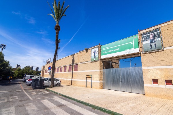 Benidorm instalará placas solares en el Guillermo Amor y abastecerá a dos centros escolares
