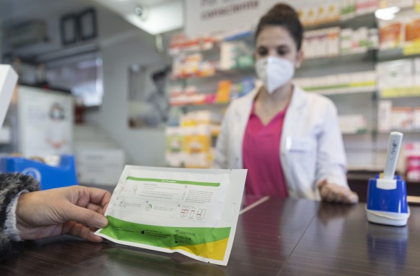 La venta de test de covid en farmacias valencianas sube un 915% en comparación con junio