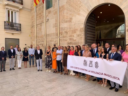 La presidenta de Les Corts se quita por segunda vez de la pancarta contra la violencia machista
