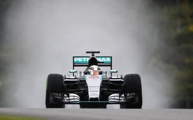 Hamilton 'rompe' el crono en Sepang