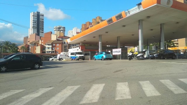 Abandonan el proyecto de un nuevo edificio en La Cala de Benidorm y abre en su lugar una gasolinera BP