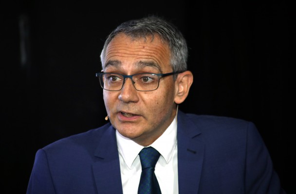 Martínez Lacambra, cesado a 