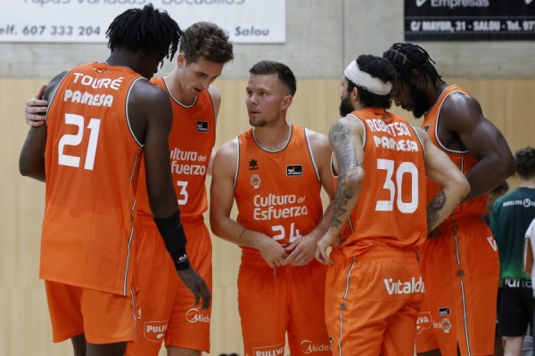La pretemporada de Valencia Basket avanza con dos partidos en el torneo Estrella Damm 'Ciutat de Maó'
