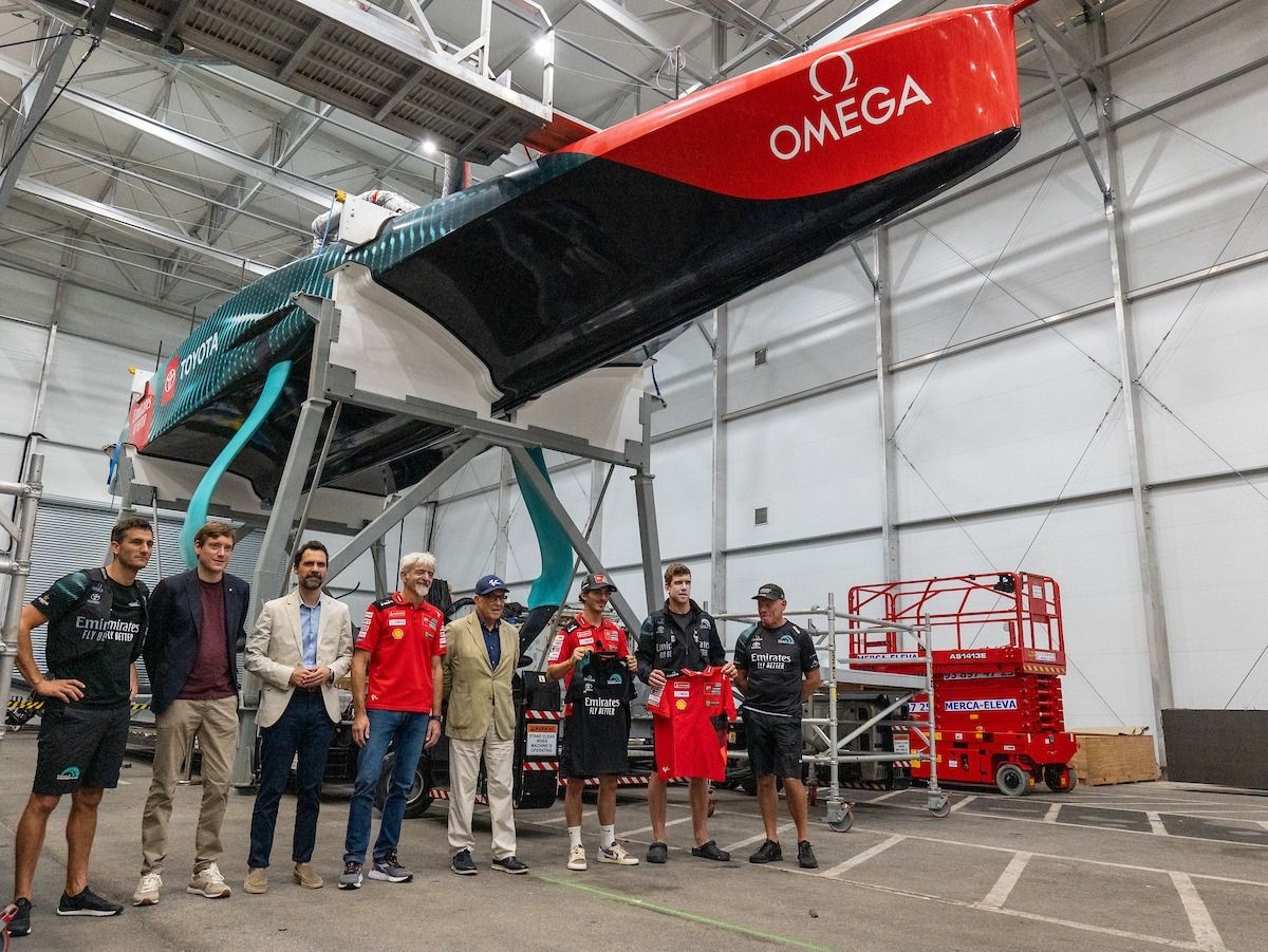 El Emirates Team New Zealand se hermana con Ducati Lenovo Team en un encuentro entre campeones en Barcelona
