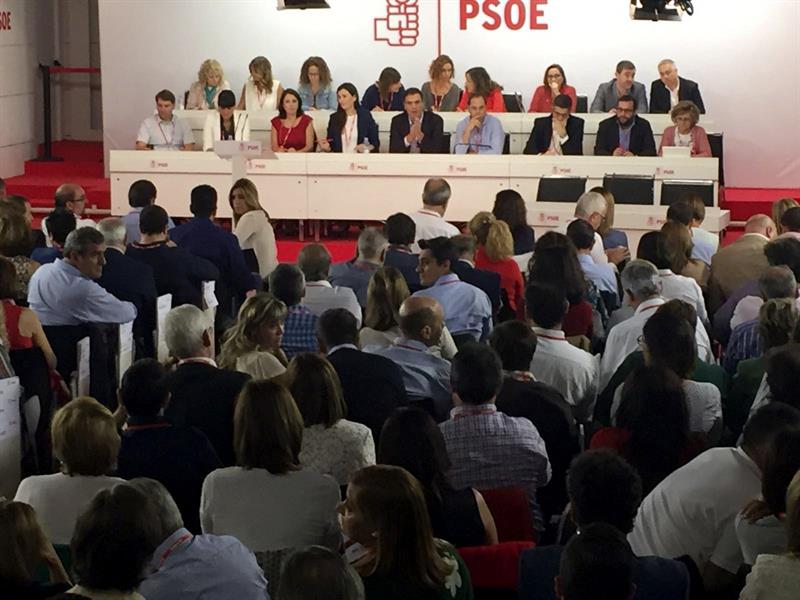 Los críticos del PSOE empiezan a recoger firmas para una moción de censura