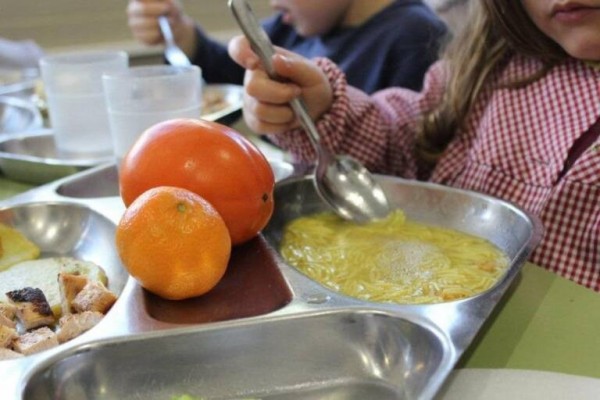 Casi la mitad de los niños en situación de pobreza de la Comunitat no recibe una beca comedor