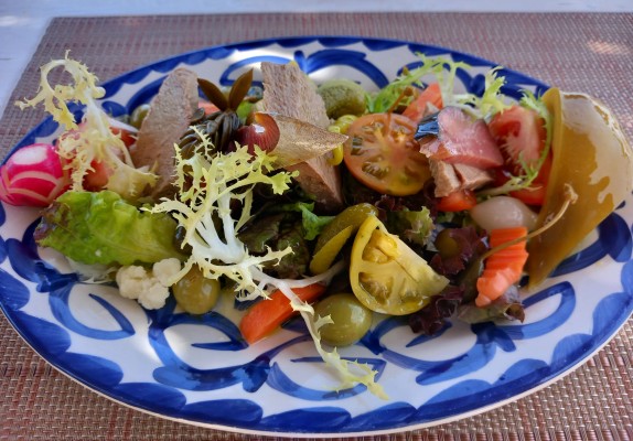 Ensalada de ventresca de atún rojo en El Pegolí