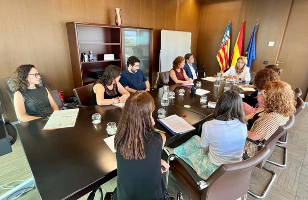 Camarero promete promover el acogimiento familiar y reconocer el trabajo de los voluntarios