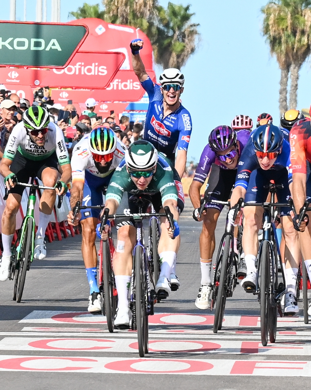  Groves hace doblete en un ajustado esprint en Burriana y Evenepoel es más líder de La Vuelta