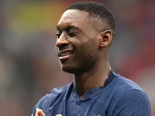 Kolo Muani intenta forzar su traspaso al PSG viajando a París sin permiso del Eintracht