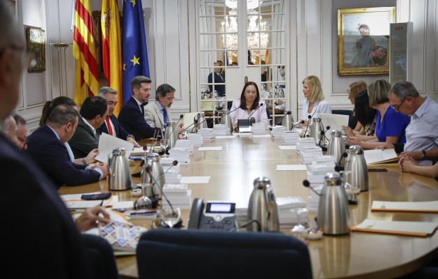 Les Corts vuelven de vacaciones para convalidar descuentos en el transporte y una bajada de tasas